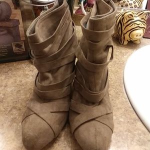 Size 6 1/2 tan boots